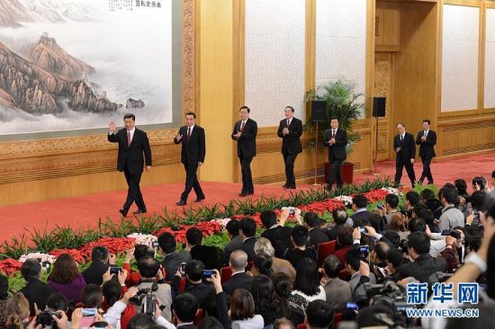 11月15日，新一届中央政治局常委同中外记者见面。新华网发
